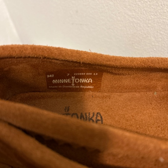 Women' Minnetonka Suede Skimme - Picture 2 of 3